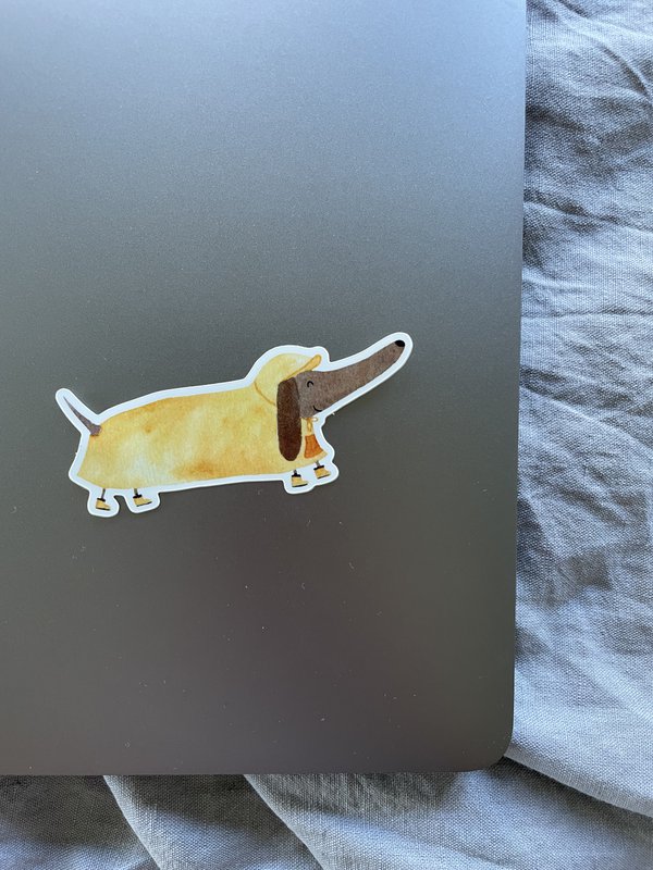 Vinylsticker teckel met regenjas