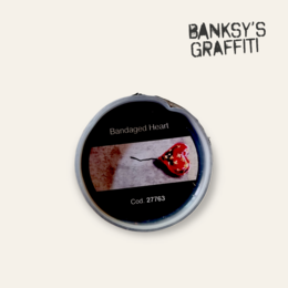 Banksy dørklistermærke (83x210cm) - Bandaget hjerte