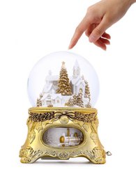 Prachtige Muzikale Sneeuwbol “Golden Christmas Tale”, met verlichting, Automatische Sneeuwstorm