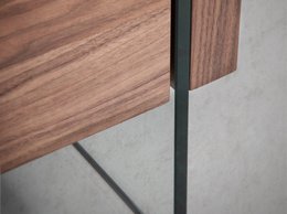 Couchtisch aus Walnussholz und gehärtetem Glas