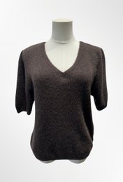 Soft, comfortable v-neck sweater in a variety of colors including beige, white, blue, brown, fuchsia, khaki, dark brown, pink, and green. Made of high-quality material for a relaxed, elegant look.
