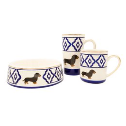 Kaffeetasse/Coffee-Mug Modell Dackel aus Keramik, handbemalt mit Dackelmotiv, Goldrand und gold belegtem Griff 250 ml. Tasseninhalt in den Farben rot, grün und blau erhältlich