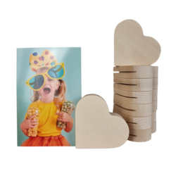 Wooden heart-shaped photo/card stand in beige color, made of beech wood, measuring 8 x 8 x 2 cm, suitable for displaying photos or cards.