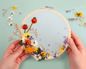TULLE AND DRIED FLOWERS WALL HANGING KIT