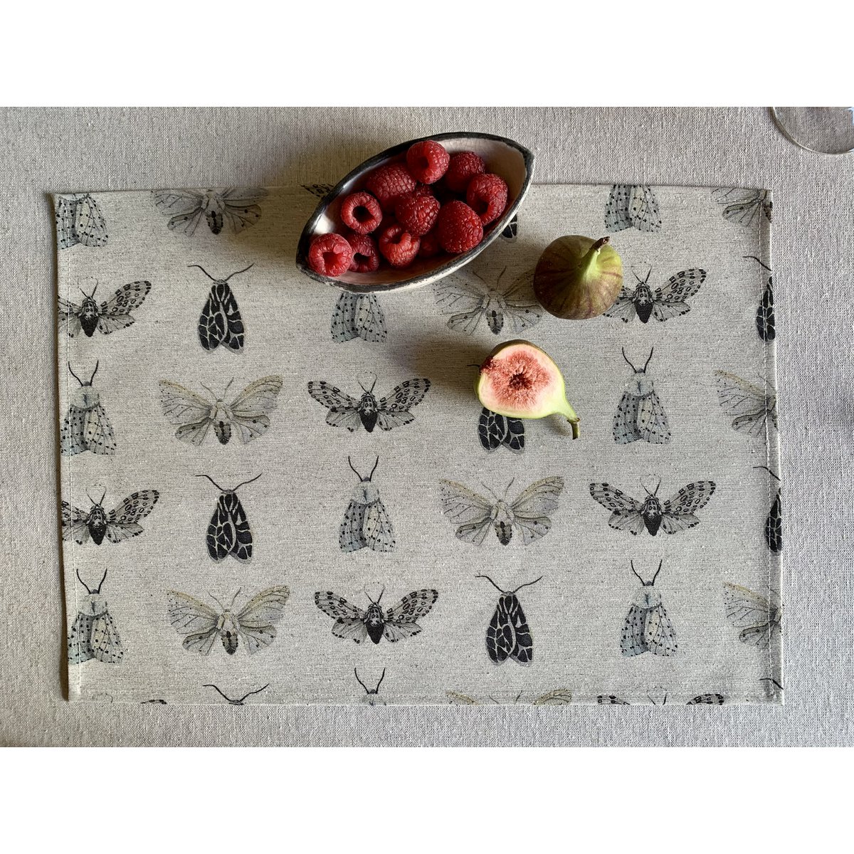 Platzierung aus recyceltem Stoff mit Nachtschmetterlingsdruck| Nord Wings
