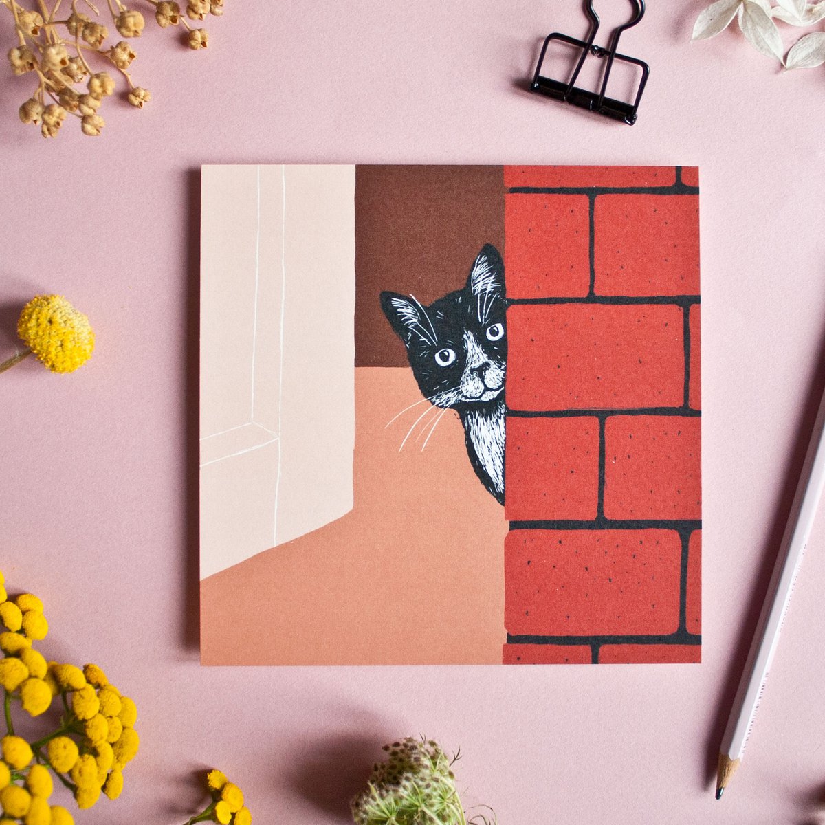 Quadratische Postkarte Katze (Backstein)