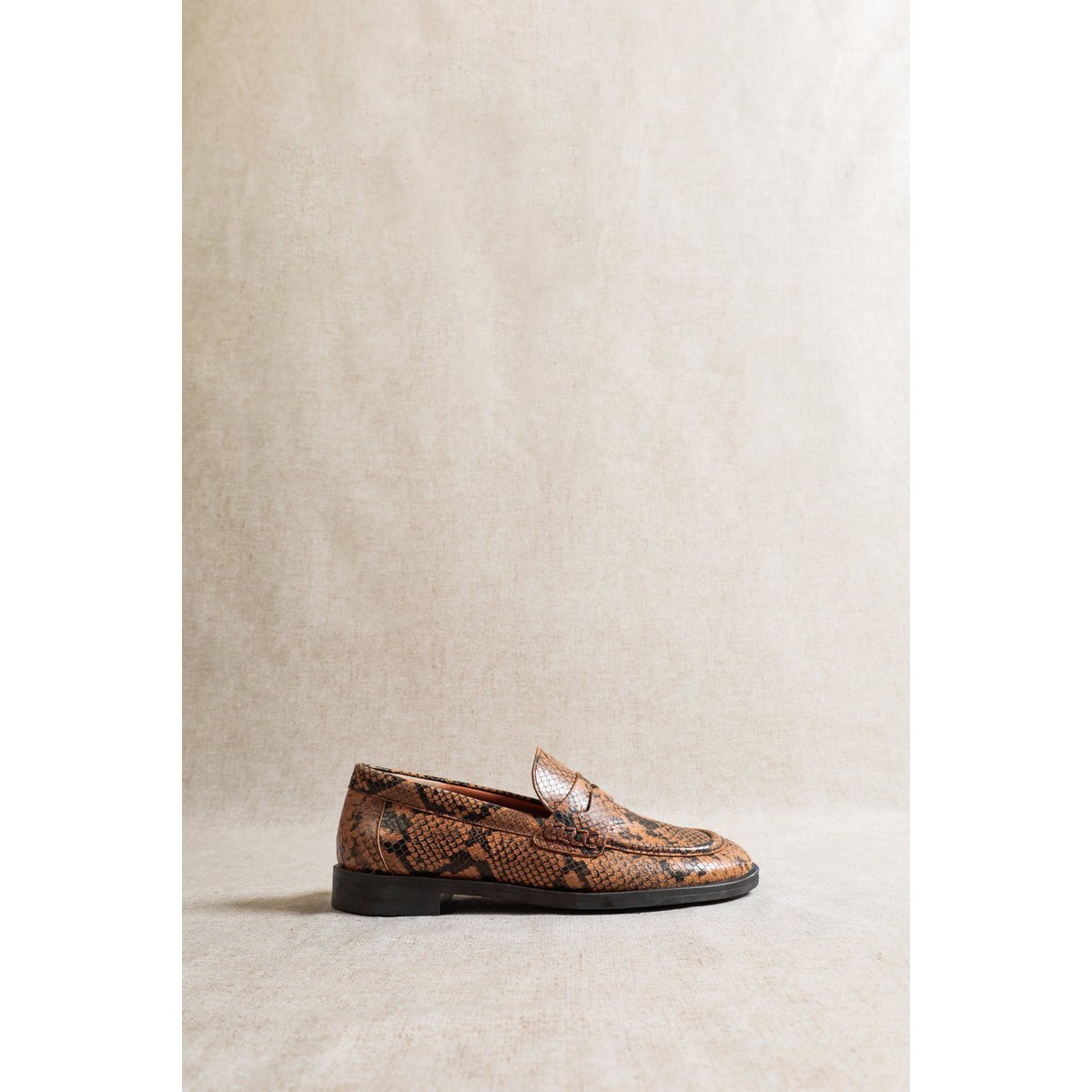 EMILIA CUOIO – Slipper aus Leder mit Schlangenprägung