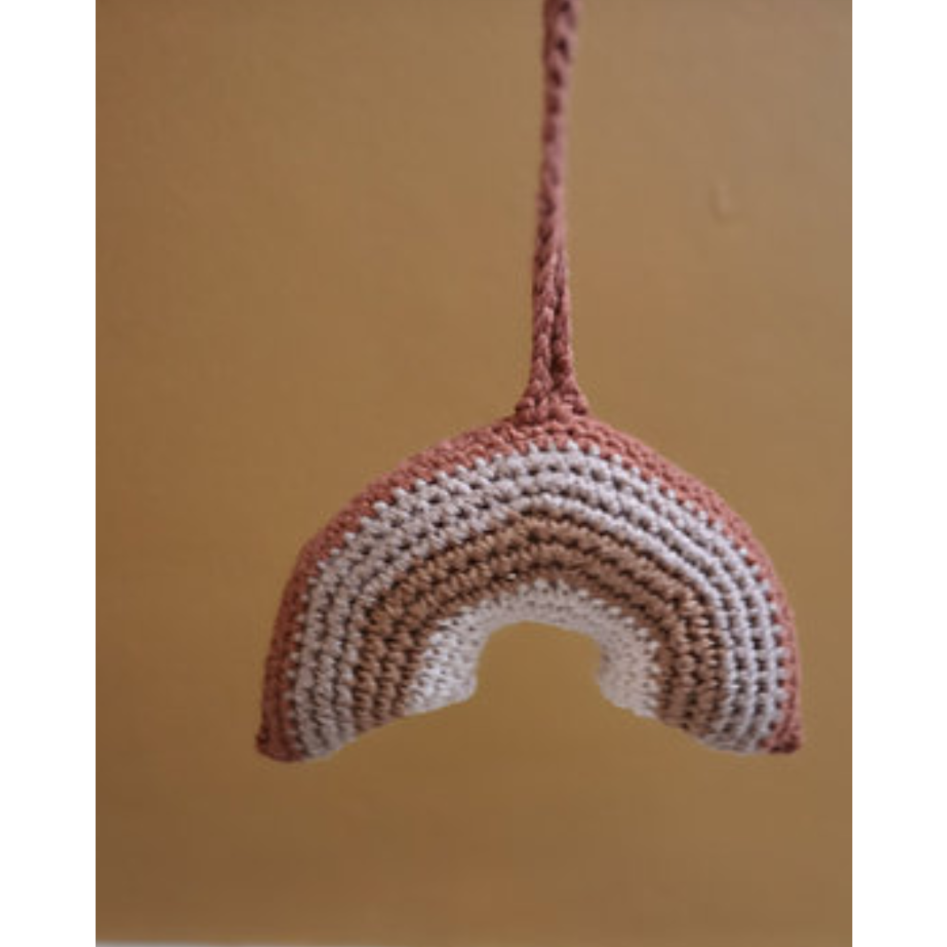 Colgante de ganchillo/sonajero marrón arcoíris