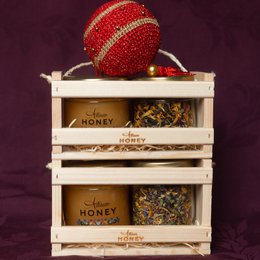 Blütenhonig und Kräutertee in einer Geschenkbox aus Holz