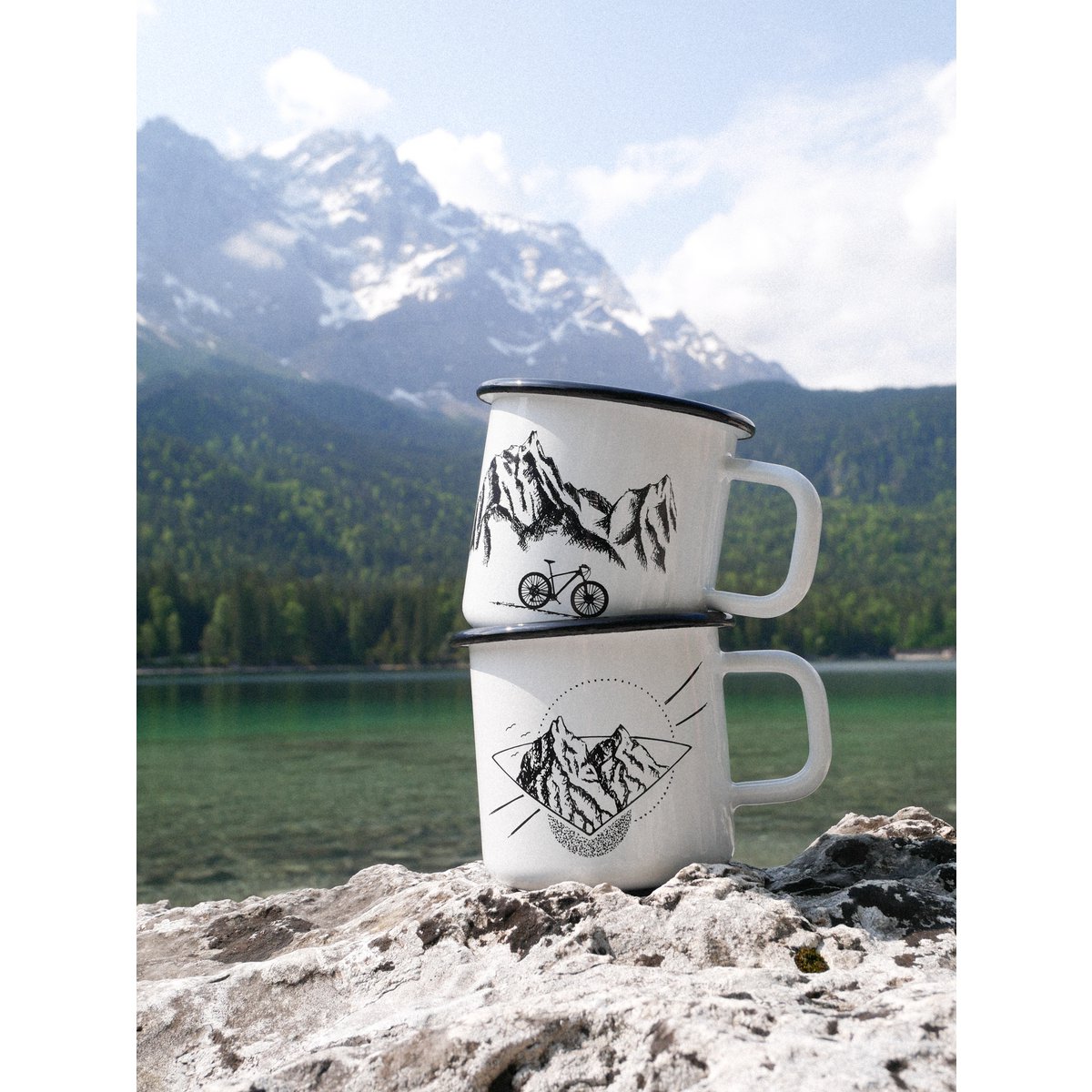 Taza esmaltada montañas y rueda.