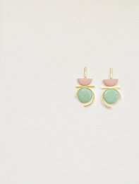 contraste en aretes de rosa polvorienta y celadón jaspeado