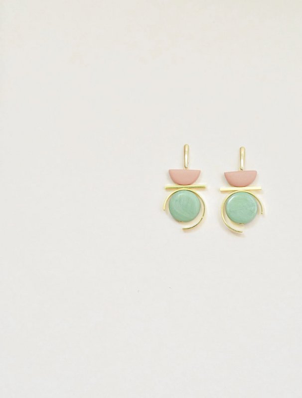 contrast in Dusty Rose en Gemarmerde Celadon-oorbellen