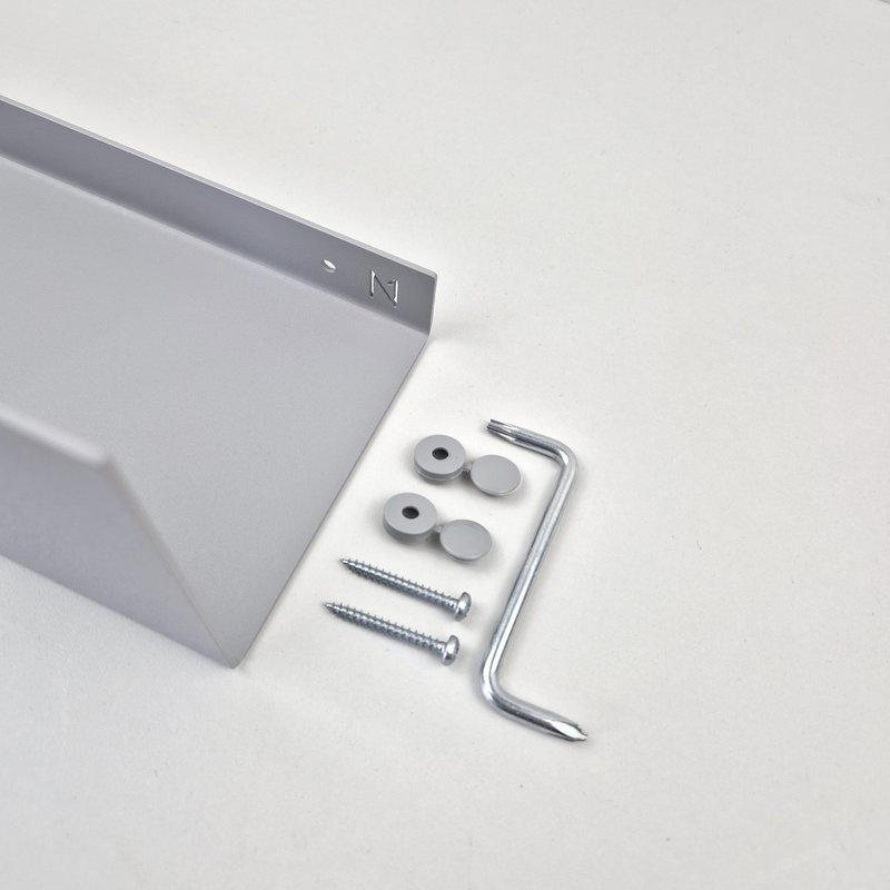 Estante de pared de metal gris bauhaus