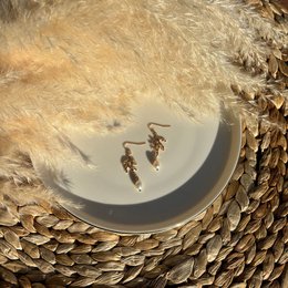 LICHT DES MEERES – Goldene Korallenohrringe mit Perle