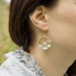 Pendientes flor de cerezo - cuero dorado, rosa y blanco