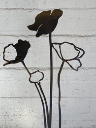 Poppy open up - Stalowy obiekt Corten