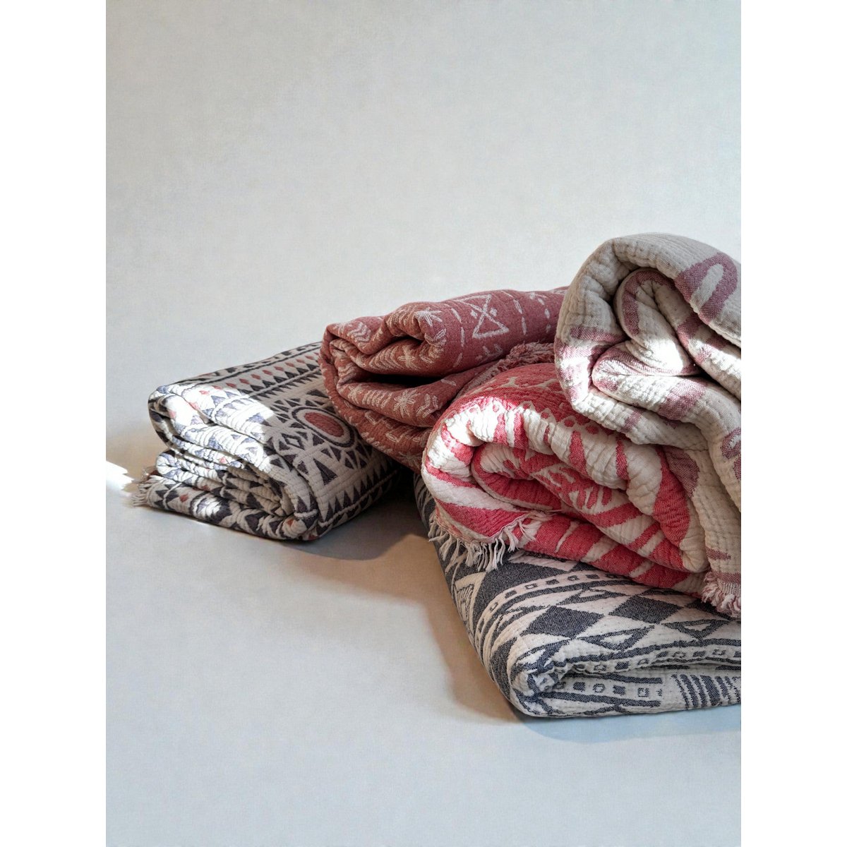 CALMA mousseline deken - rood-grijs-wit - 2,30 x 2,60 m