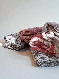 CALMA mousseline deken - rood-grijs-wit - 2,30 x 2,60 m
