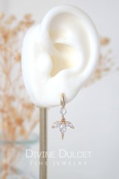 "Fiorire" | Orecchini a gancio con petali di fiori in CZ 24K