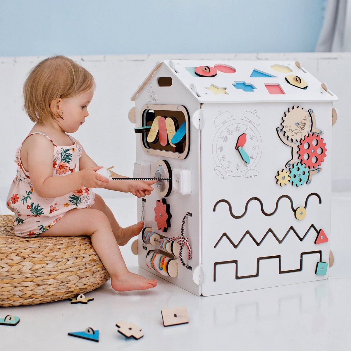 Casita de juegos sensorial BusyBoard - Blanco