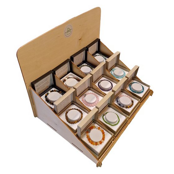Anzeige mit Variation von Frauen- und Herrenarmbändern von Naturstein