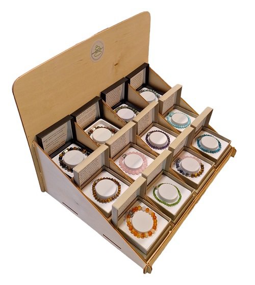 Anzeige mit Variation von Frauen- und Herrenarmbändern von Naturstein