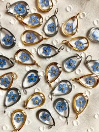 Resin/Stainless Steel Pendant gold or silver with Forget-me-nots (without necklace)