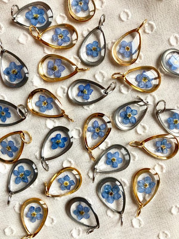 Resin/Stainless Steel Pendant gold or silver with Forget-me-nots (without necklace)