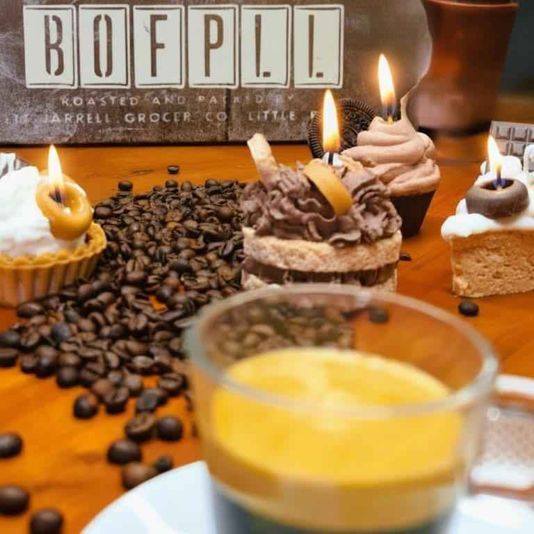 LAVURI® Caramel Cake Candle - Cake with whipped cream, chocolate bars and cookie rings as decoration