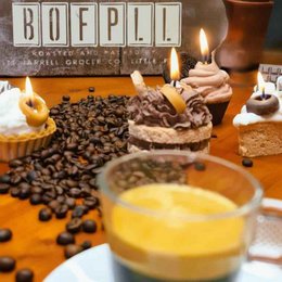 LAVURI® Caramel Cake Candle - Cake with whipped cream, chocolate bars and cookie rings as decoration