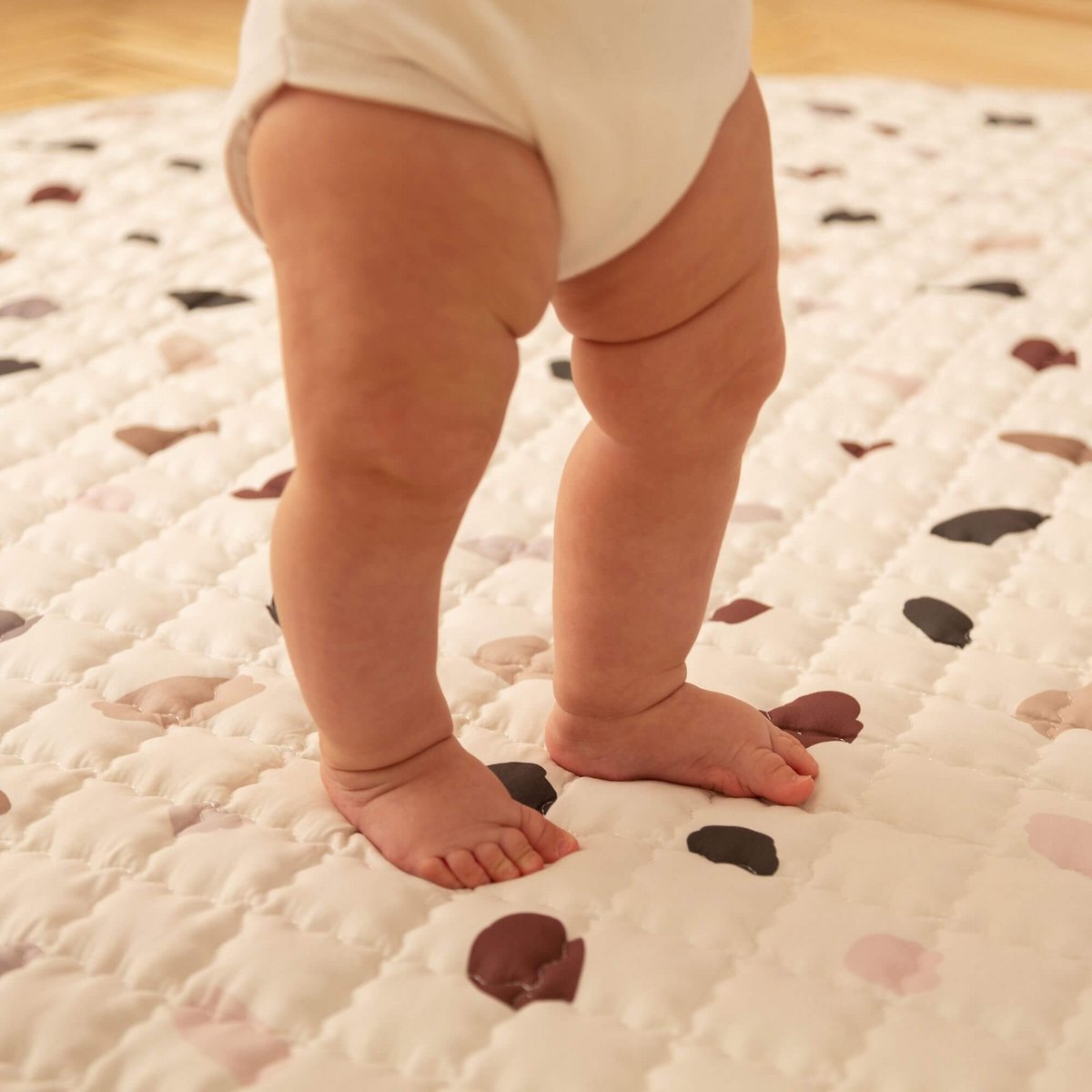 Alfombra de juego acolchada mate Hakuna «Confeti» 1,5 m