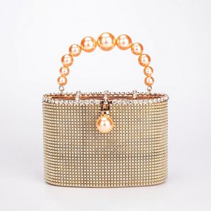 Frau Latoya Gold Kronleuchter Abendtasche