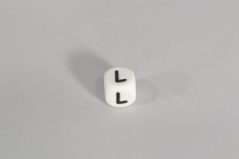 Perlensilikonbuchstabe L.