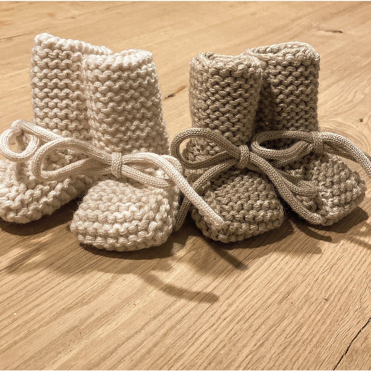 Klobige Babyschuhe in gebrochenem Weiß