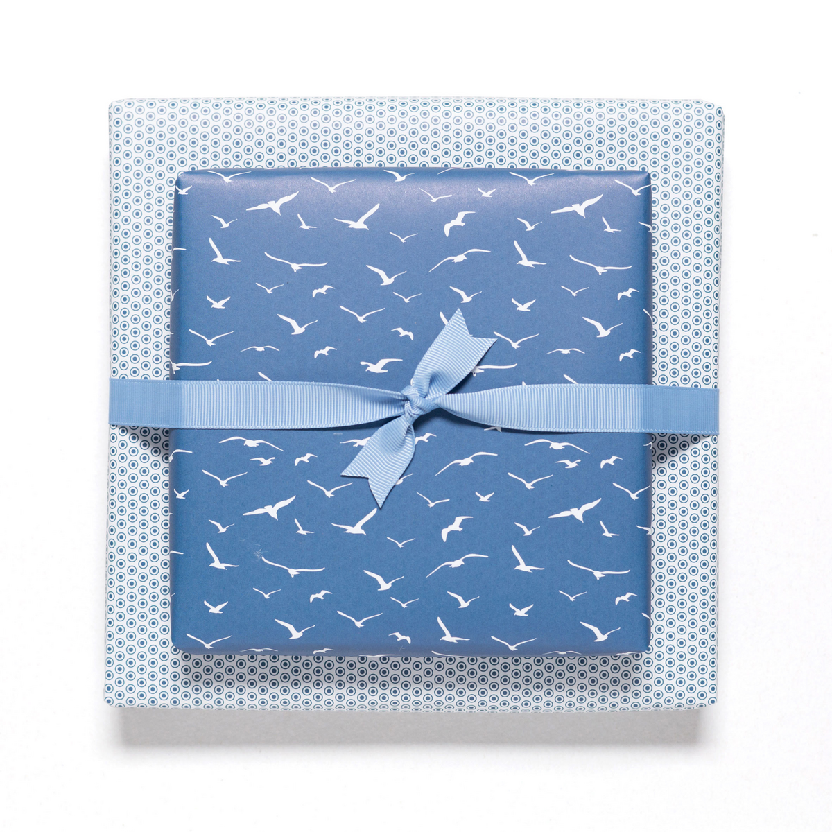Bird wikkel papier blauw - maritiem inpakpapier met meeuwen, als een geschenkverpakking voor doop, communie of bevestiging