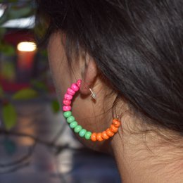 Farverige Carnival Festival Beaded Hoop Øreringe, Festlige Hoop Øreringe, Statement Beaded Hoops, Trendy Festival Accessories | af lovedbynlanla