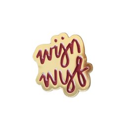 A red heart-shaped brooch with a gold border. The brooch has a variety of text options printed on it, including "Ik zie je graag", "Een klein gelukje voor jou", "Een extra portie liefde", and "Speciaal voor jou".