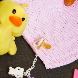 NEEDLE IT® Komplettes Strickset für Anfänger mit Stricknadeln – DIY-Babydecke stricken – Geschenkidee (Pink)