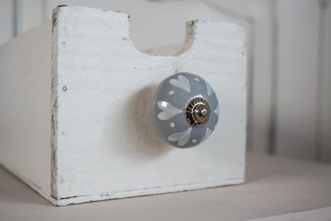 Grauer Möbelknopf mit Herzen und Punkten 4 cm Isabelle Rose