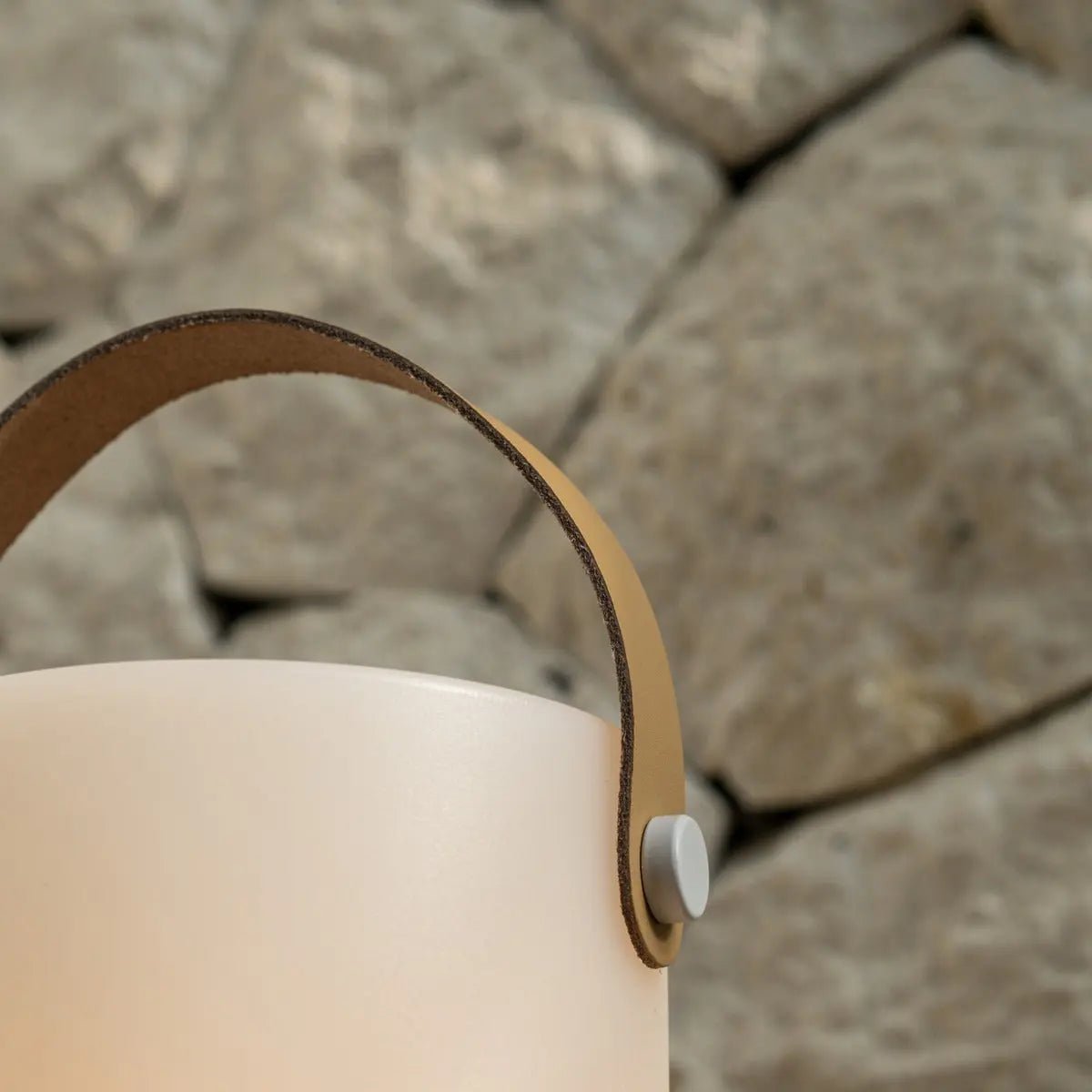 Avery Hellbraune wiederaufladbare Tischlampe aus Holz