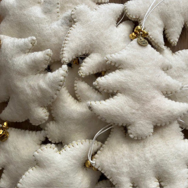 Luna-Leena Christmas tree hanger off-white & gold - wool felt - handmade in Nepal