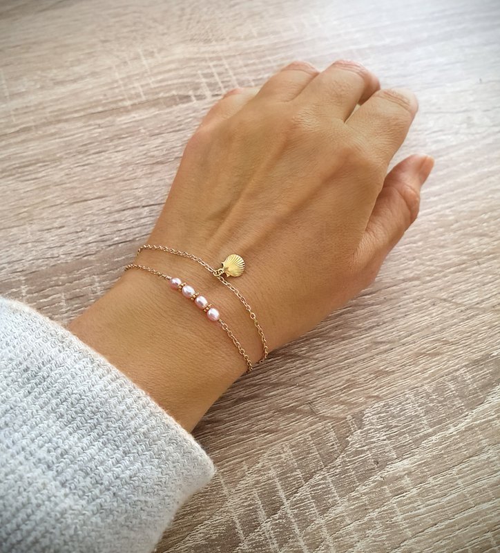 Bracciale con conchiglia placcato oro 18 carati e petali di rosa