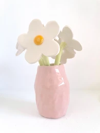 Ceramiczna stokrotka – ręcznie wykonana dekoracyjna łodyga kwiatu