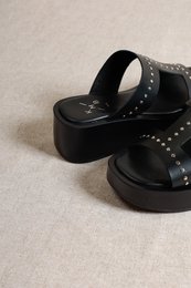 MIXI BLACK – Sandały na koturnie nabijane ćwiekami ze skóry Nappa