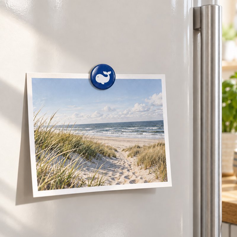 Kühlschrankmagnet Wal – Weißer Wal auf Blau, Ø 2,5 cm