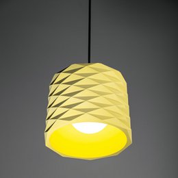Pendelleuchte aus Beton in gelber Farbe