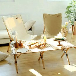Klappbarer Holztisch zum Camping