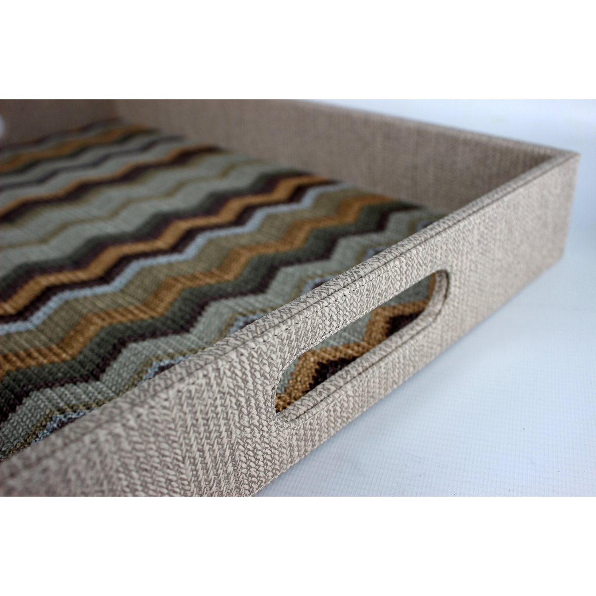 Plateau rectangulaire avec motif zigzag marron et poignées