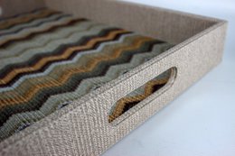 Plateau rectangulaire avec motif zigzag marron et poignées