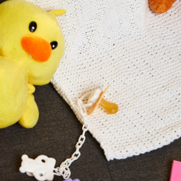NEEDLE IT® Komplet begynderstrikkesæt med strikkepinde – DIY strikke babytæppe – gaveide (Ecru)